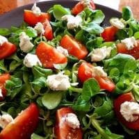 Салат из рукколы с помидорами и сыром