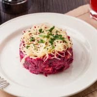Салат из свеклы с сырок и чесноком
