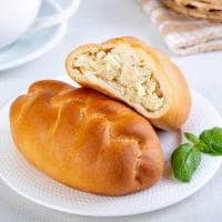 Пирожок печеный с капустой и яйцом