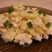 Салат с копченой курицей с ананасом