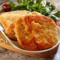 Свинина в панировке с копченостями