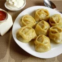 Манты со сметанным соусом
