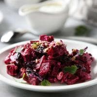 Салат из свеклы с черносливом и орехами.
