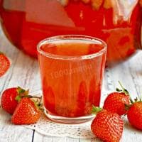 Компот из клубники в баночке