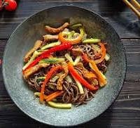 Соба со свининой и овощами