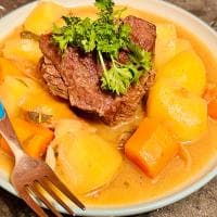 Щечки говяжьи запеченные с овощами